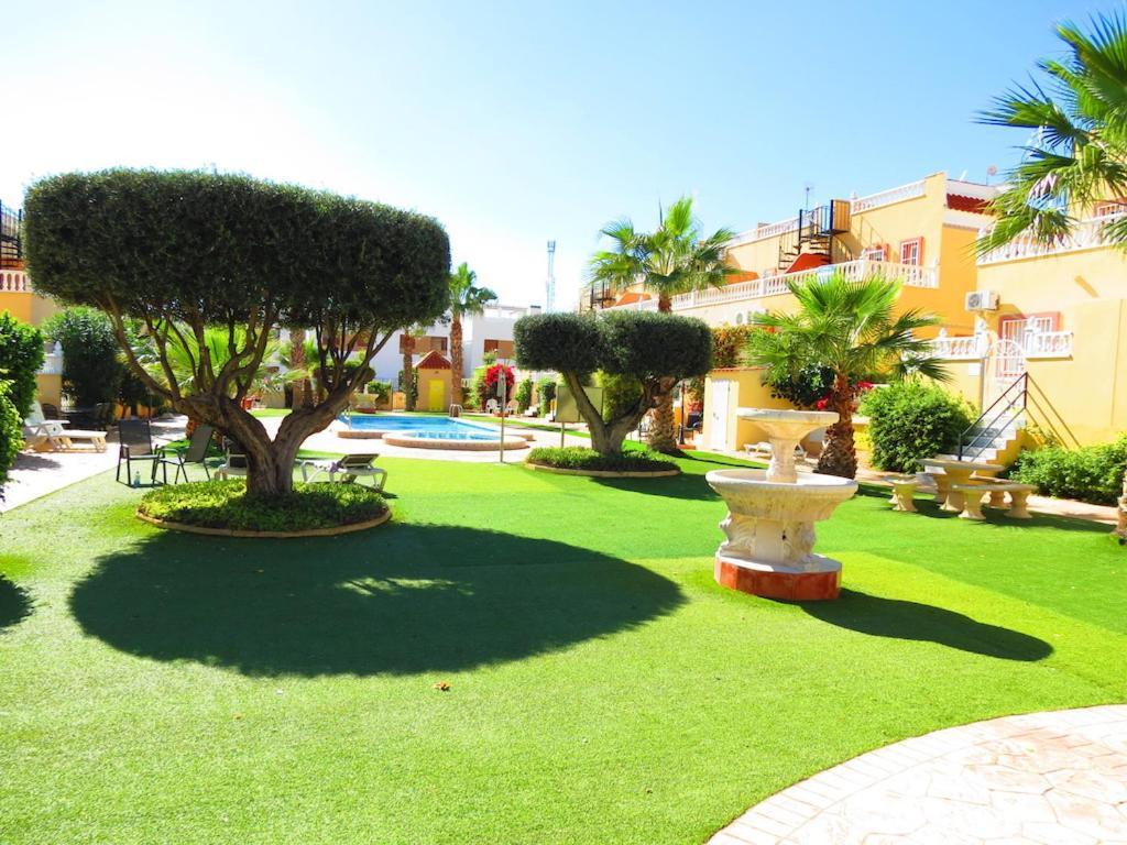 Vila Casa La Zenia Elite Townhouse With Shared Pool And 10 Minutes Walk To Beach Orihuela Exteriér fotografie